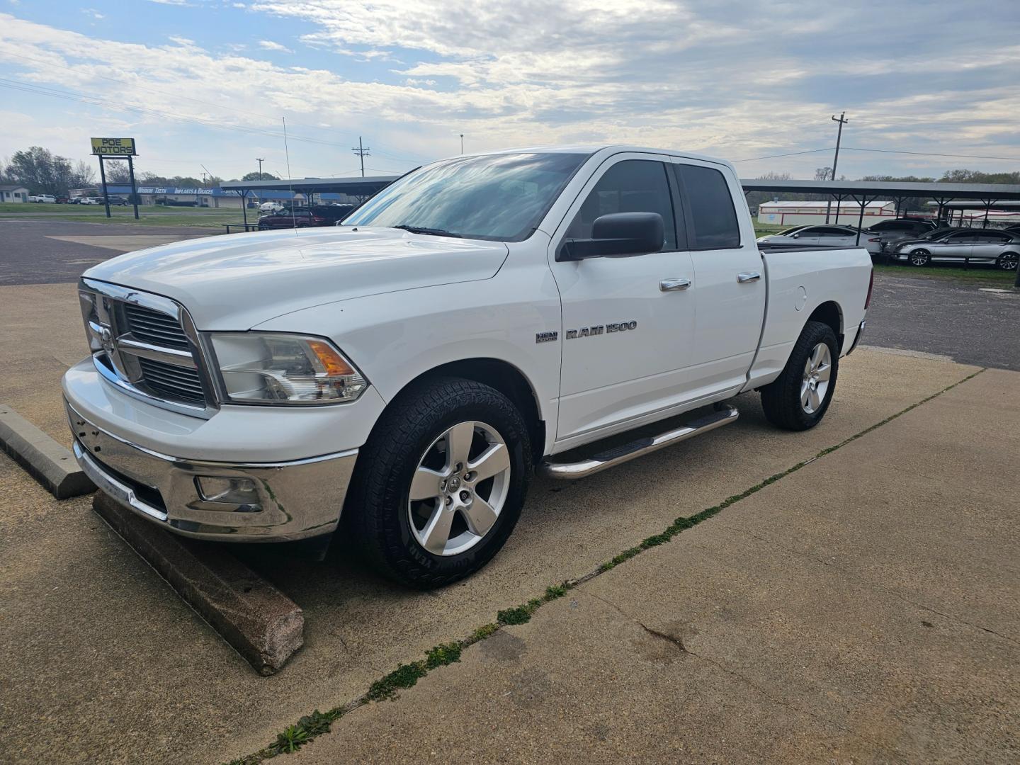 2012 WHITE Dodge Ram 1500 SLT Quad Cab 2WD (1C6RD6GT1CS) with an 5.7L V8 OHV 16V engine, 6-Speed Automatic transmission, located at 533 S Seven Points BLVD, Seven Points, TX, 75143, (430) 255-4030, 32.313999, -96.209351 - Photo#0